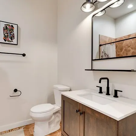 4 Bdrm-4 Bath, Great For Groups, Perfect Location! Apartment