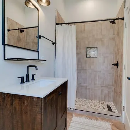 4 Bdrm-4 Bath, Great For Groups, Perfect Location! Apartment Nashville