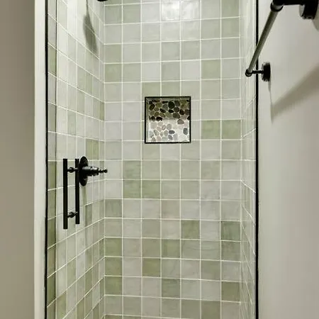 Apartment 4 Bdrm-4 Bath, Great For Groups, Perfect Location!