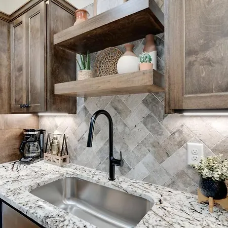 4 Bdrm-4 Bath, Great For Groups, Perfect Location! Apartment *