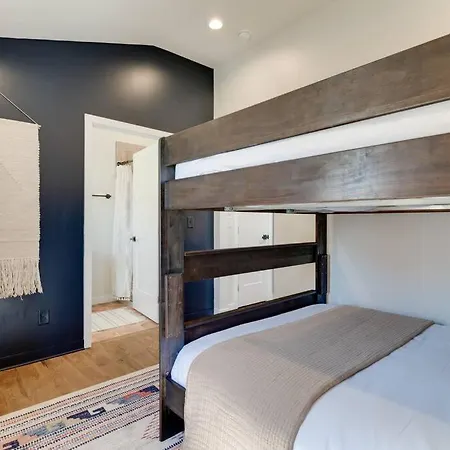 4 Bdrm-4 Bath, Great For Groups, Perfect Location! *
