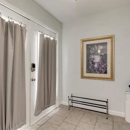 Beautiful 3 Bedroom- Free Parking 2m To Broadway Apartment *