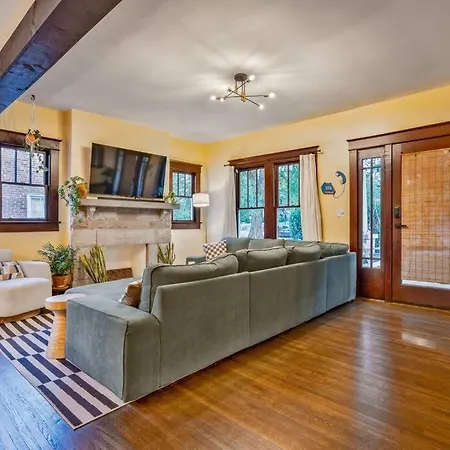 Holiday home Bright In Hip East Walk To 5 Points - Only 2 Miles To Downtown *