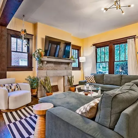 Holiday home Bright In Hip East Walk To 5 Points - Only 2 Miles To Downtown