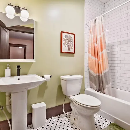Holiday home Bright In Hip East Walk To 5 Points - Only 2 Miles To Downtown *