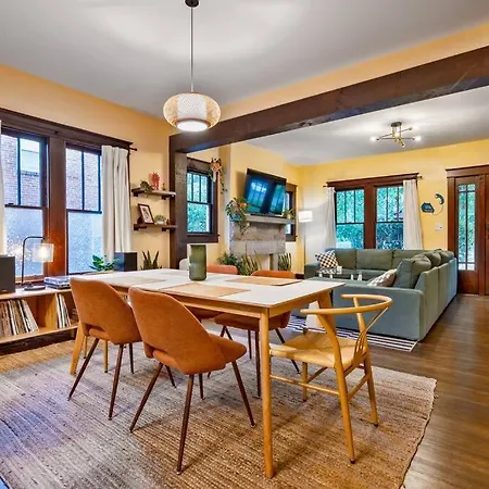 Holiday home Bright In Hip East Walk To 5 Points - Only 2 Miles To Downtown