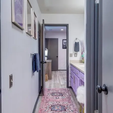 Vibrant Riverfront 2bd With A Pool * Nashville