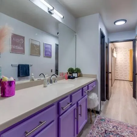 Vibrant Riverfront 2bd With A Pool Nashville