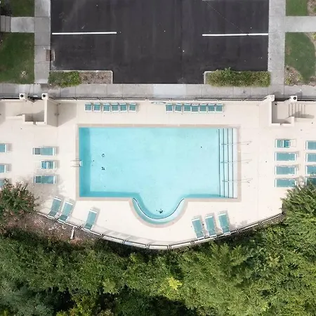 Vibrant Riverfront 2bd With A Pool Nashville