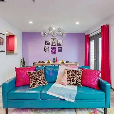 Vibrant Riverfront 2bd With A Pool