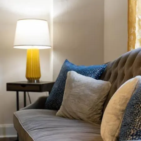 Apartment Bohemian Retreat Sleeps 6, Two Miles From Broadway! *