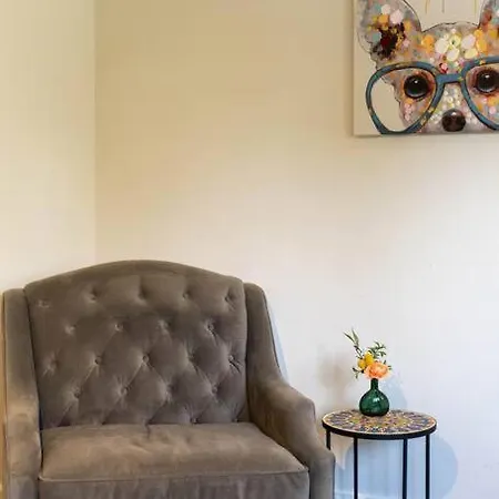 Bohemian Retreat Sleeps 6, Two Miles From Broadway! Apartment