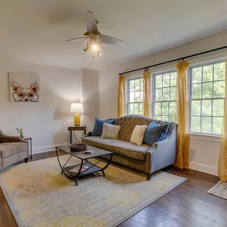 Bohemian Retreat Sleeps 6, Two Miles From Broadway!