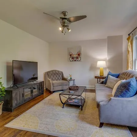 Bohemian Retreat Sleeps 6, Two Miles From Broadway! Apartment *