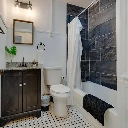 Bohemian Retreat Sleeps 6, Two Miles From Broadway!