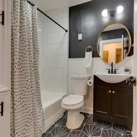 Sleep 8 In Our Cozy Colonial 2miles From Broadway *