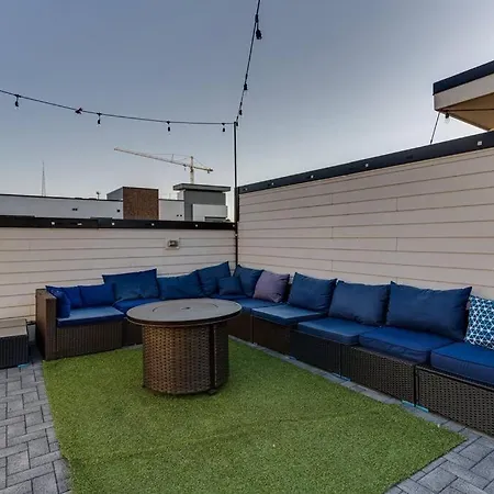 Holiday home The Pink Palace, Rooftop Deck, Bachelorette Hq