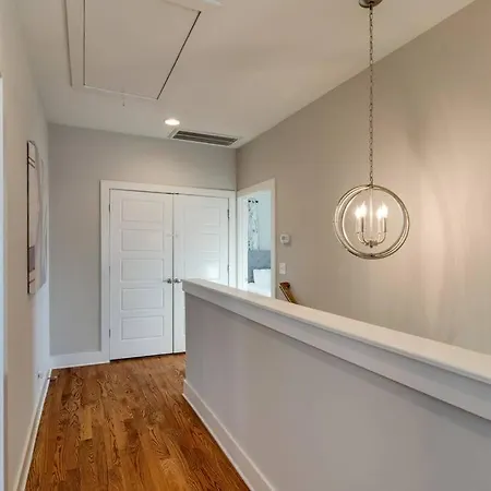 4bd Haven In The Nations, Walk To Bars And Restaurants! Minutes To Broadway! *