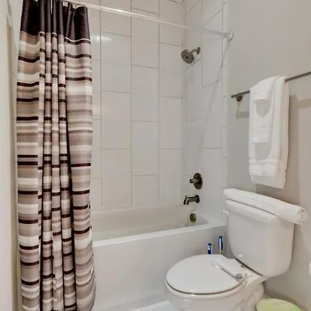 4bd Haven In The Nations, Walk To Bars And Restaurants! Minutes To Broadway! Holiday home *