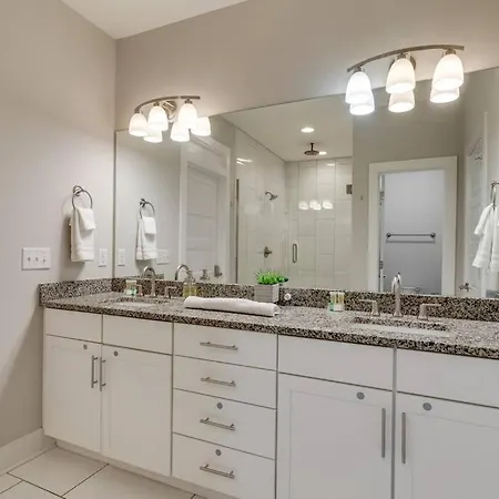 4bd Haven In The Nations, Walk To Bars And Restaurants! Minutes To Broadway!