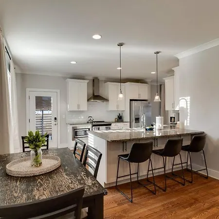 4bd Haven In The Nations, Walk To Bars And Restaurants! Minutes To Broadway! Holiday home
