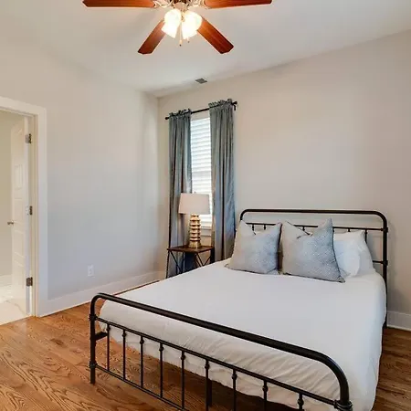 Holiday home 4bd Haven In The Nations, Walk To Bars And Restaurants! Minutes To Broadway!