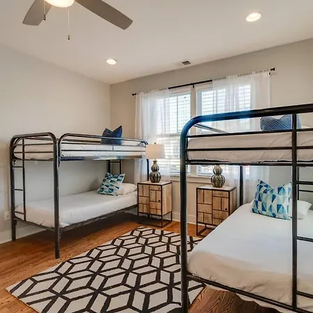 4bd Haven In The Nations, Walk To Bars And Restaurants! Minutes To Broadway! *