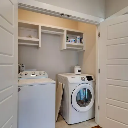 4bd Haven In The Nations, Walk To Bars And Restaurants! Minutes To Broadway!