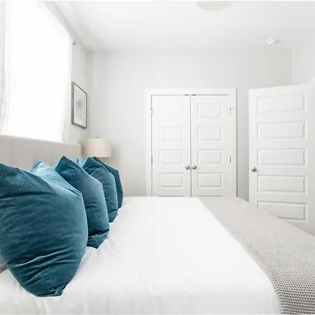 Holiday home With En-suite Bath, Tv & Blackout Shades
