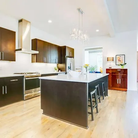 Rooftop, Walk To Restaurants, Printers Alley, Downtown Holiday home *