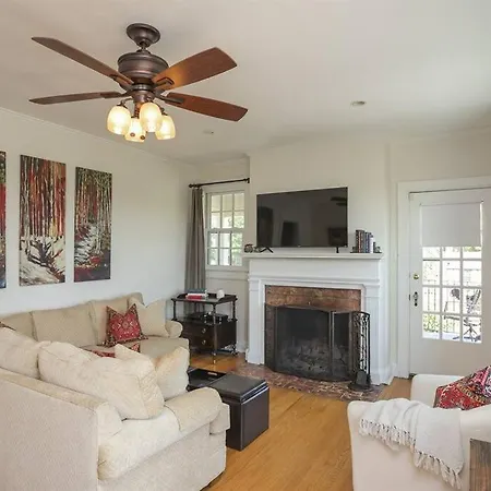 Holiday home Golf Views, Porch Vibes, 3mi To Broadway!
