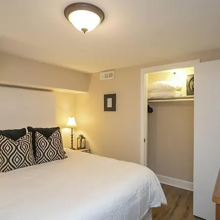 Holiday home Golf Views, Porch Vibes, 3mi To Broadway! *