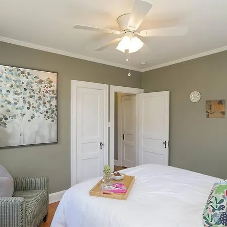 Golf Views, Porch Vibes, 3mi To Broadway! Holiday home Nashville