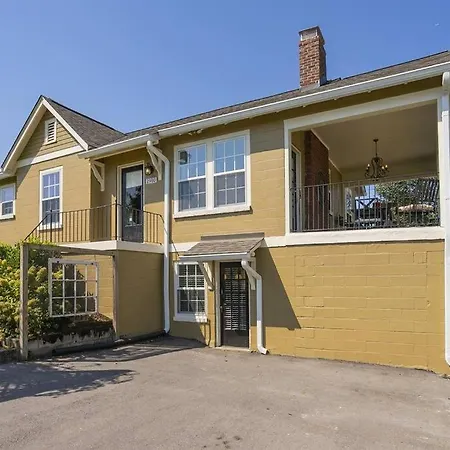 Golf Views, Porch Vibes, 3mi To Broadway! *