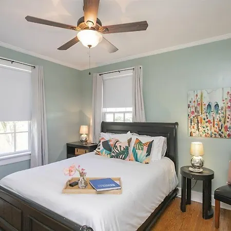 Golf Views, Porch Vibes, 3mi To Broadway! Holiday home *