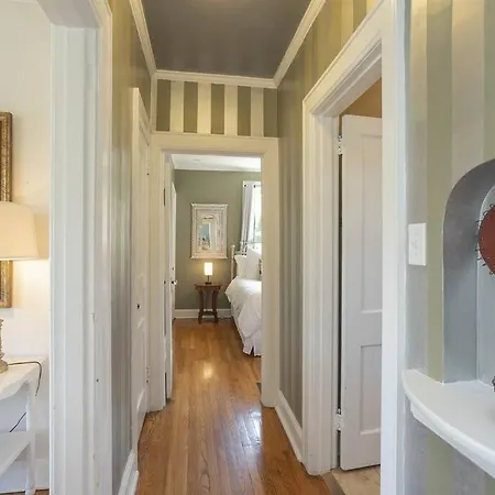 Golf Views, Porch Vibes, 3mi To Broadway! Holiday home Nashville