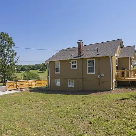 Golf Views, Porch Vibes, 3mi To Broadway! Holiday home *