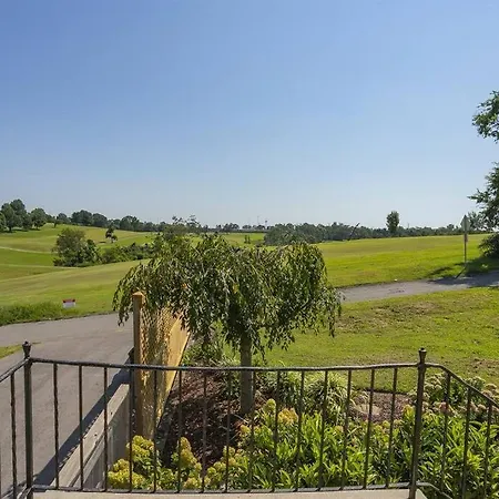 Golf Views, Porch Vibes, 3mi To Broadway! Holiday home