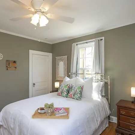 Golf Views, Porch Vibes, 3mi To Broadway! Holiday home Nashville