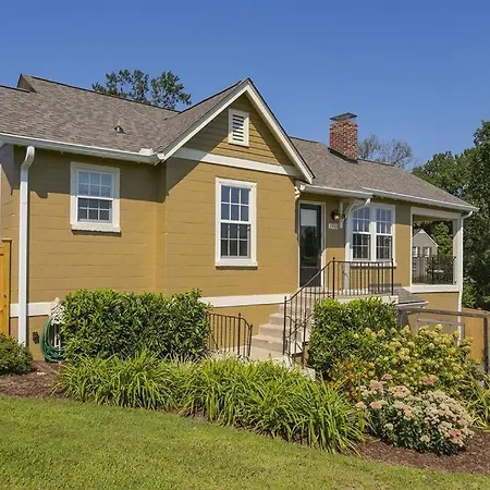 Holiday home Golf Views, Porch Vibes, 3mi To Broadway!