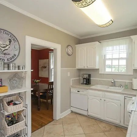 Golf Views, Porch Vibes, 3mi To Broadway! Holiday home *