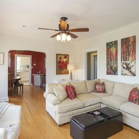 Holiday home Golf Views, Porch Vibes, 3mi To Broadway! *