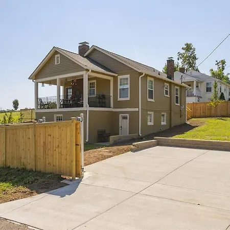 Holiday home Golf Views, Porch Vibes, 3mi To Broadway! Nashville