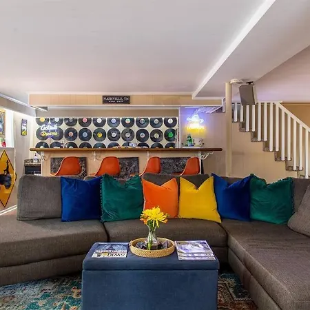 Honky Tonk Bar, Minutes To Airport & Broadway Holiday home