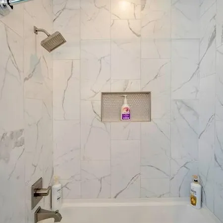 Holiday home Views, Under 2mi Broadway, Gated Parking *