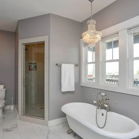 Holiday home Views, Under 2mi Broadway, Gated Parking
