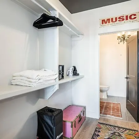 Apartment Downtown Midtown Vanderbilt, Honky Tonk Party Pad 1, Parking Gym Pool Nashville