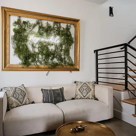 Holiday home 6 Bed With En Baths, Host Up To 20, Rooftops, Parking, Gourmet Kitchens, Cozy Living Spaces, Skyline Views & Fire Table, Near Downtown, Distilleries & Marathon Village, High-speed Wi-fi, 24hr Hospitality
