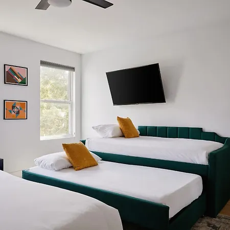6 Bed With En Baths, Host Up To 20, Rooftops, Parking, Gourmet Kitchens, Cozy Living Spaces, Skyline Views & Fire Table, Near Downtown, Distilleries & Marathon Village, High-speed Wi-fi, 24hr Hospitality Holiday home *