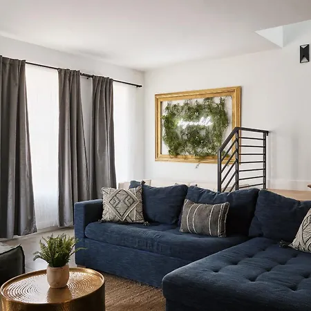 Holiday home 6 Bed With En Baths, Host Up To 20, Rooftops, Parking, Gourmet Kitchens, Cozy Living Spaces, Skyline Views & Fire Table, Near Downtown, Distilleries & Marathon Village, High-speed Wi-fi, 24hr Hospitality Nashville